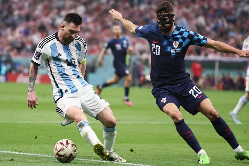 Messi domina el balón en la jugada magistral del tercer gol frente a Croacia. Foto:Xinhua.