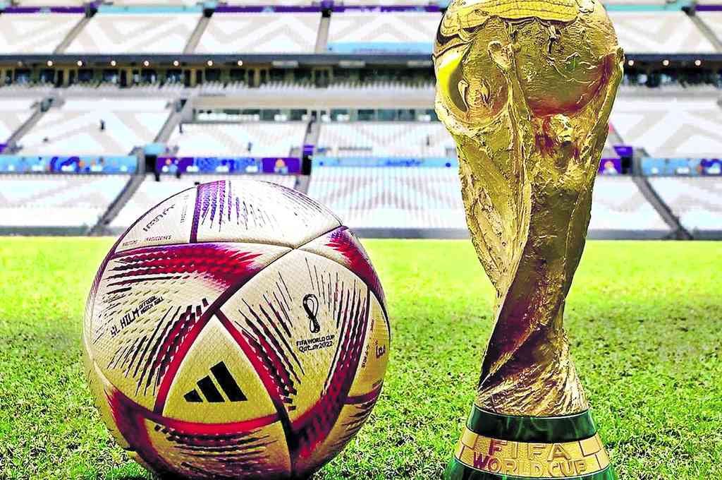 La pelota con la que se disputaron las instancias de semifinal y final de la Copa del Mundo Qatar 2022, junto al máximo trofeo del fútbol. Foto:Twitter