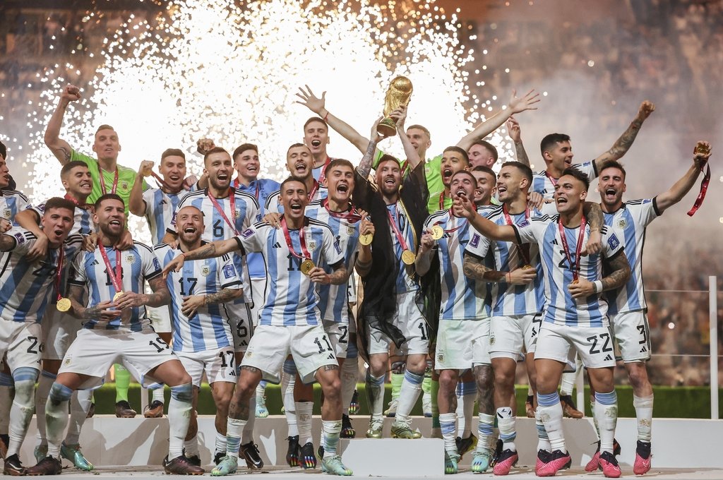 El equipo de Argentina festeja durante la ceremonia de premiación de la Copa Mundial de la FIFA 2022, en el Estadio Lusail, Qatar. Foto:Agencia Xinhua