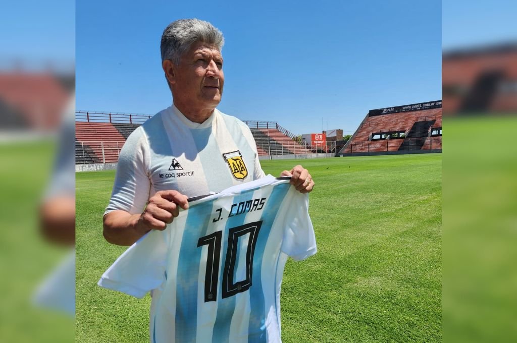 Juan Ramón Comas posa con la camiseta emblemática que utilizó en 1981. Y en sus manos una casaca con su nombre, regalo homenaje de la Asociación Argentina del Fútbol Argentino.  