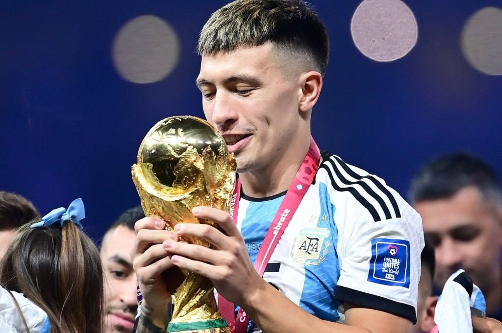 El entrerriano se abrazó al trofeo y festejó la obtención de la tercera Copa del Mundo para la Selección Argentina. 