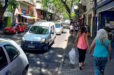 Actividad normal en Rosario y quejas desde el sector comercial por el feriado nacional decretado