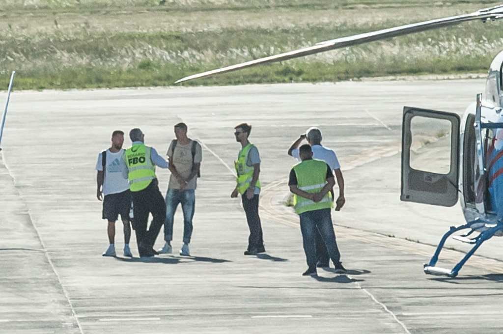 Los dos futbolistas llegaron en un avión privado a Fisherton. Foto:Marcelo Manera.