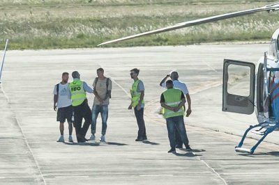 Messi y Di María arribaron al aeropuerto de Rosario y se fueron a sus viviendas en un barrio cerrado de Funes
