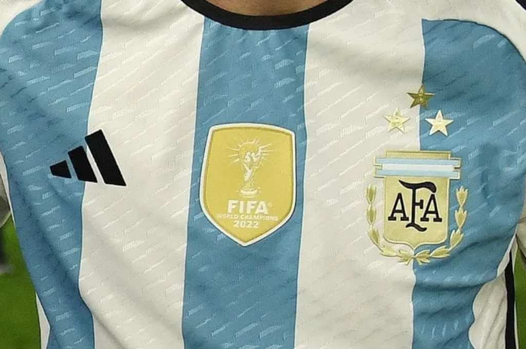 La camiseta nueva contará con la tercera estrella por el título en Qatar. Foto:Internet.