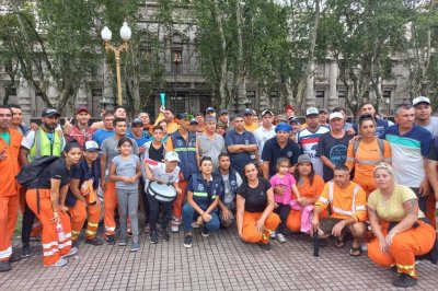 Rosario: el sindicato de los portuarios se manifestó frente a Gobernación tras los incidentes en la Municipalidad y el Concejo