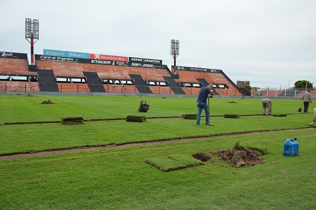 Patronato ya trabaja en la nivelación del Estadio Grella, requisito de CONMEBOL.  Foto:Prensa Patronato 