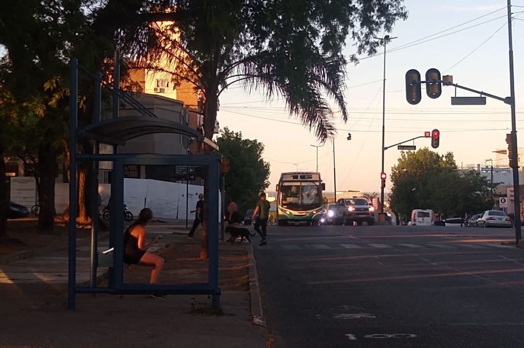 Con demoras, alto costo del boleto y unidades antiguas, el servicio de transporte urbano en Paraná es la queja recurrente de los usuarios. Foto:Aldana Badano