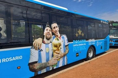 Una foto de los campeones Ángel Di María y Lionel Messi se podrá ver en colectivos en Rosario