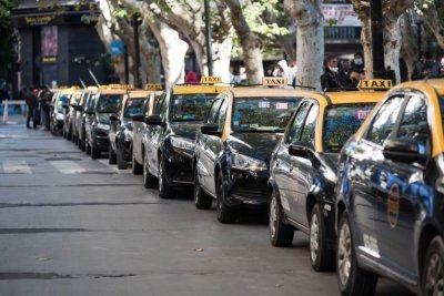 Falta de taxis: un tema que la administración de Javkin sigue sin resolver