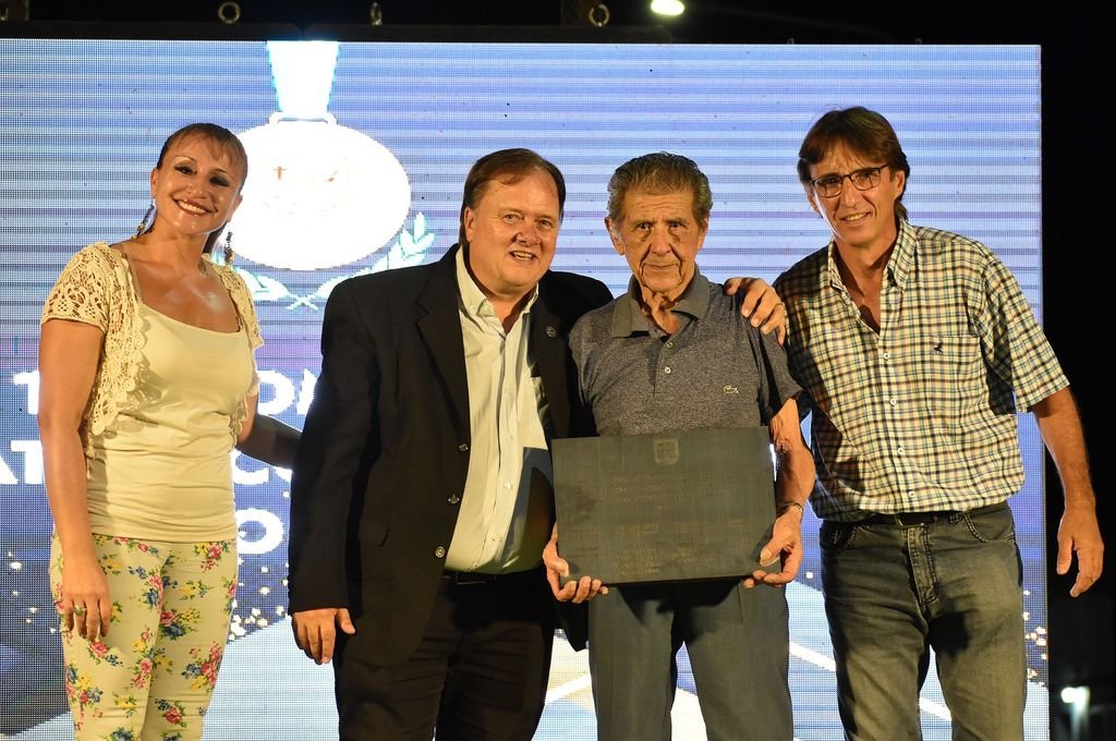 González junto al intendente Borghesán, la directora de cultura y concejales, recibiendo un reconocimiento del municipio durante los premios Villa Libertad por ser uno de los socios más antiguos de la entidad Roja y Verde.  