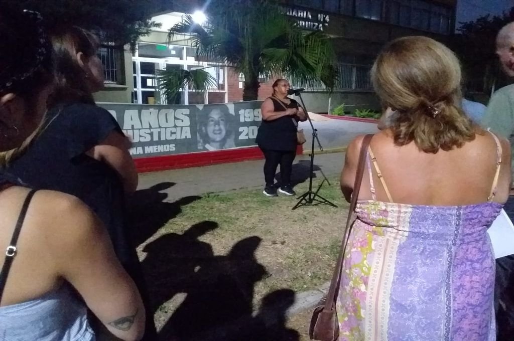 Julia Isla, mamá de Alejandra Martínez, habló en la manifestación de vecinos y familiares que piden justicia. 
