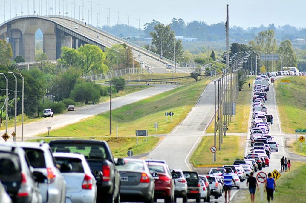 Hay cola de vehículos para pasar por los puentes internacionales. Foto:Gentileza Elentrerios.com