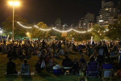 Los picnics nocturnos vuelven a los parques para vivir en familia y amigos