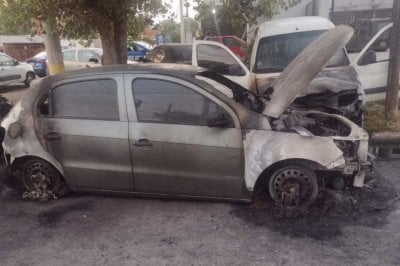 Rosario: incendiaron autos estacionados frente a la comisaría 12ª