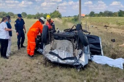 Fallecieron dos personas tras volcar un auto en Ruta Nacional 127