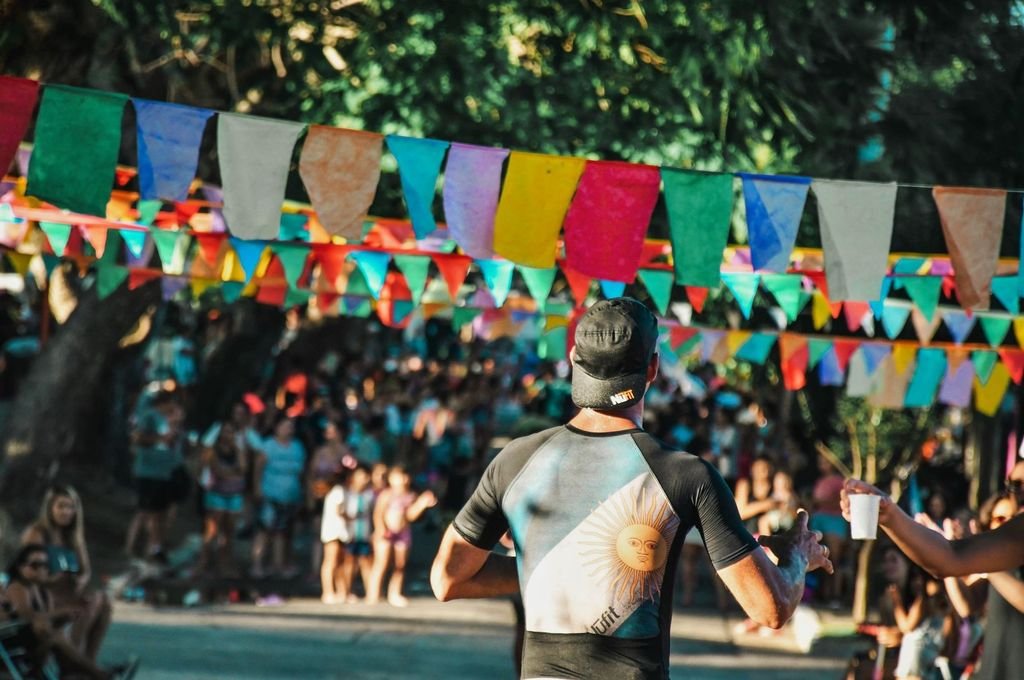 Los triatletas y el magnetismo con el público, en una expresión sin réplicas en el orbe. Foto:Triatlón Internacional de La Paz