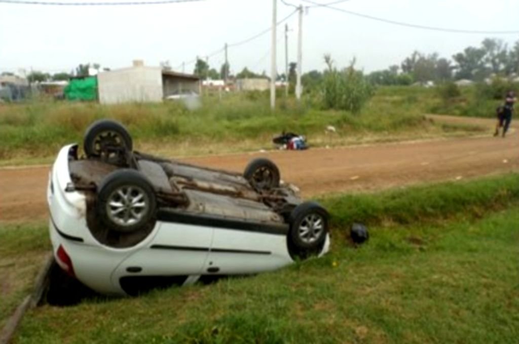 Así había quedado el auto involucrado en el accidente, pero el motociclista llevó la peor parte. 