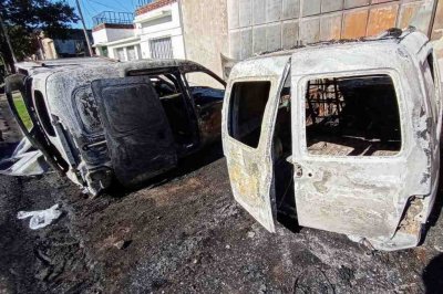 Rosario: investigan el incendio de tres utilitarios en la zona oeste Ciudad violenta