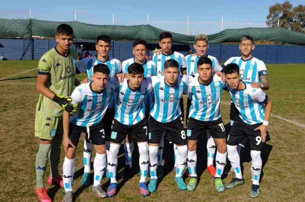 Ronchi (primero desde la derecha en la fila de abajo) jugaba en quinta división en 2022. Foto:Gentileza: prensa Racing de Avellaneda.