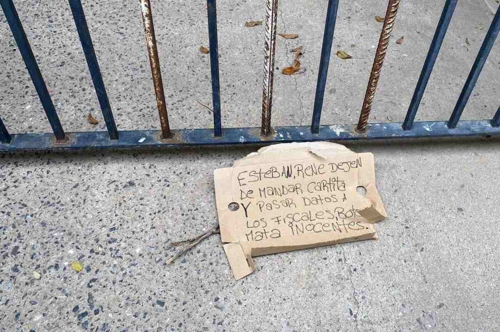 Un vecino de la zona encontró un cartón con un mensaje mafioso. Foto:Marcelo Manera.