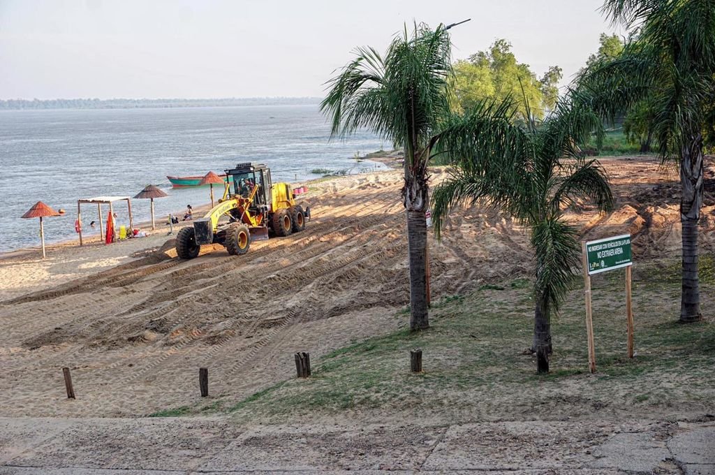 Maquinarias y personal municipal de La Paz intervinieron en la adecuación del terreno para disponer de tres canchas en el balneario La Curtiembre. Foto:FOTOS: Municipalidad de La Paz