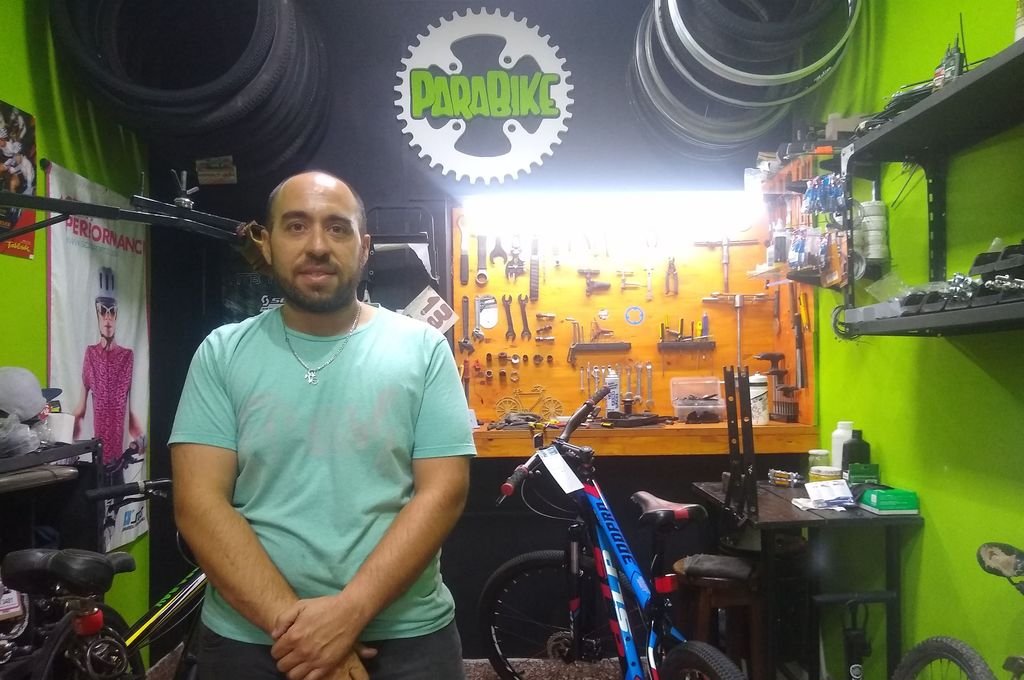 Nicolás Molina, exciclista, ahora bicicletero, en su taller en la capital provincial. Foto:Aldana Badano