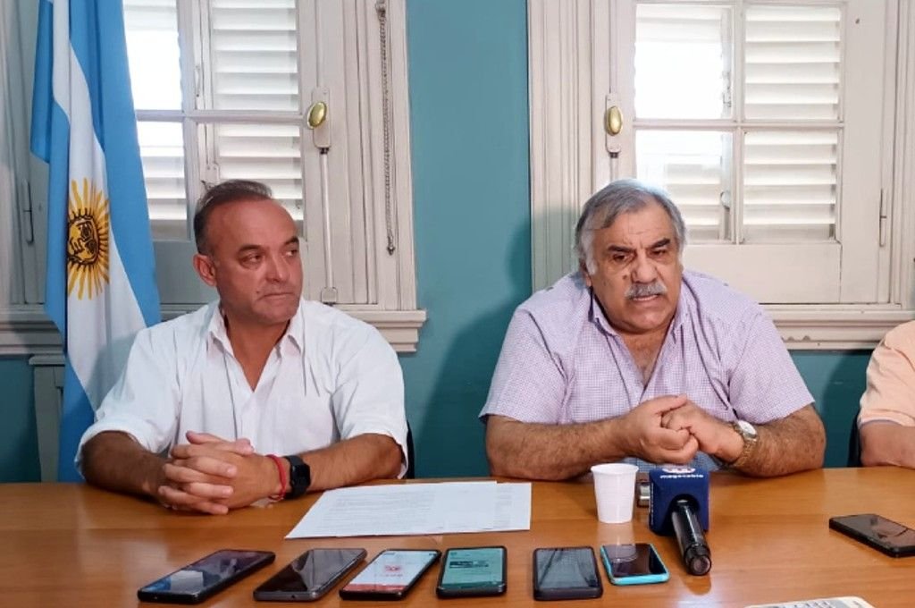Martín Santana y Marcelo Spinelli, integrantes de la Cooperativa Eléctrica, en la conferencia de prensa. 