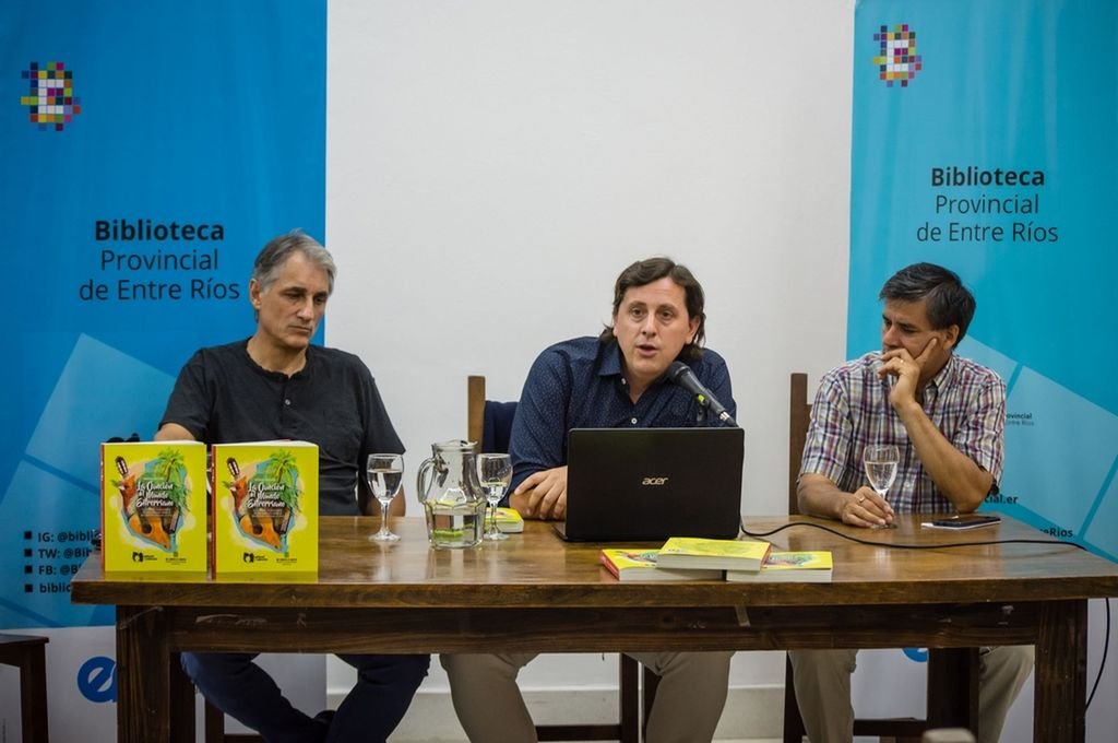 Acompañado por el periodista Tirso Fiorotto; y el director de la Biblioteca Provincial, Néstor Rodríguez; Lugrín presentó su libro en Paraná. 