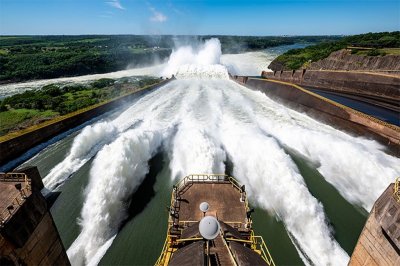 Crece el río Paraná por la apertura de la represa Itaipú