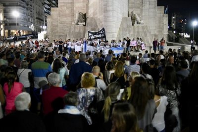 Rosarinos pidieron seguridad, paz y justicia al pie del Monumento