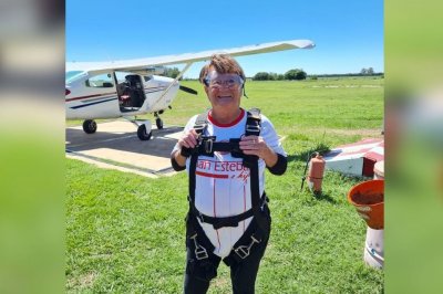 Los sueños se cumplen: una abuela de 80 años se tiró en paracaídas