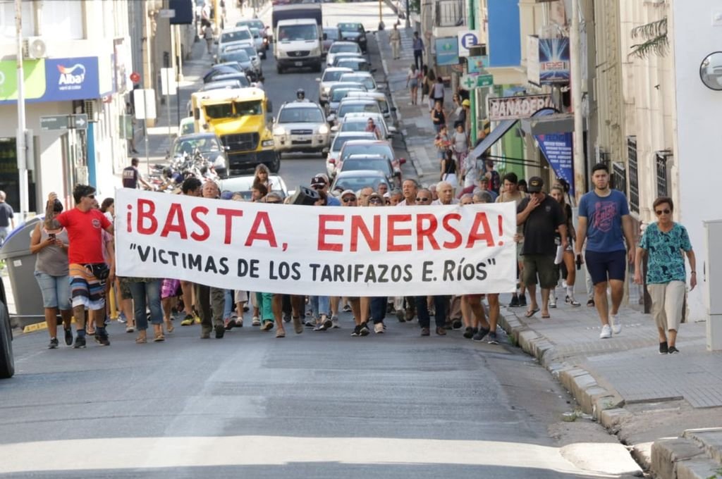 Vecinos a quienes les llegó la factura de la luz con aumentos exorbitantes se manifestaron frente a Enersa, en Paraná. 