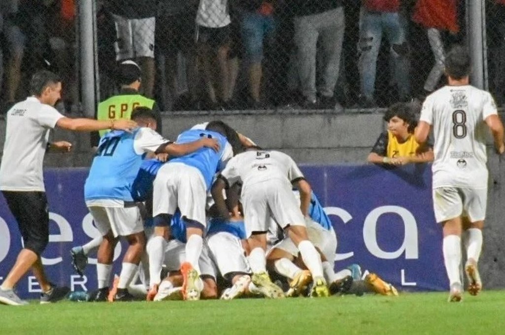 Leonel Llodrá, a los 3 minutos del complemento, marcó el gol del triunfo para el 