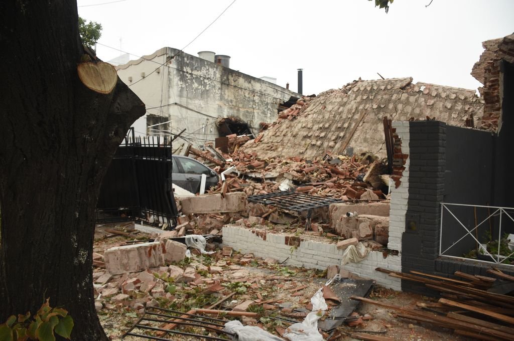 La vivienda de 1° de Mayo al 3600, entre Cándido Pujato y el pasaje Zorrilla de San Martín, colapsó y eso dificulta la investigación. Foto:Mauricio Garín