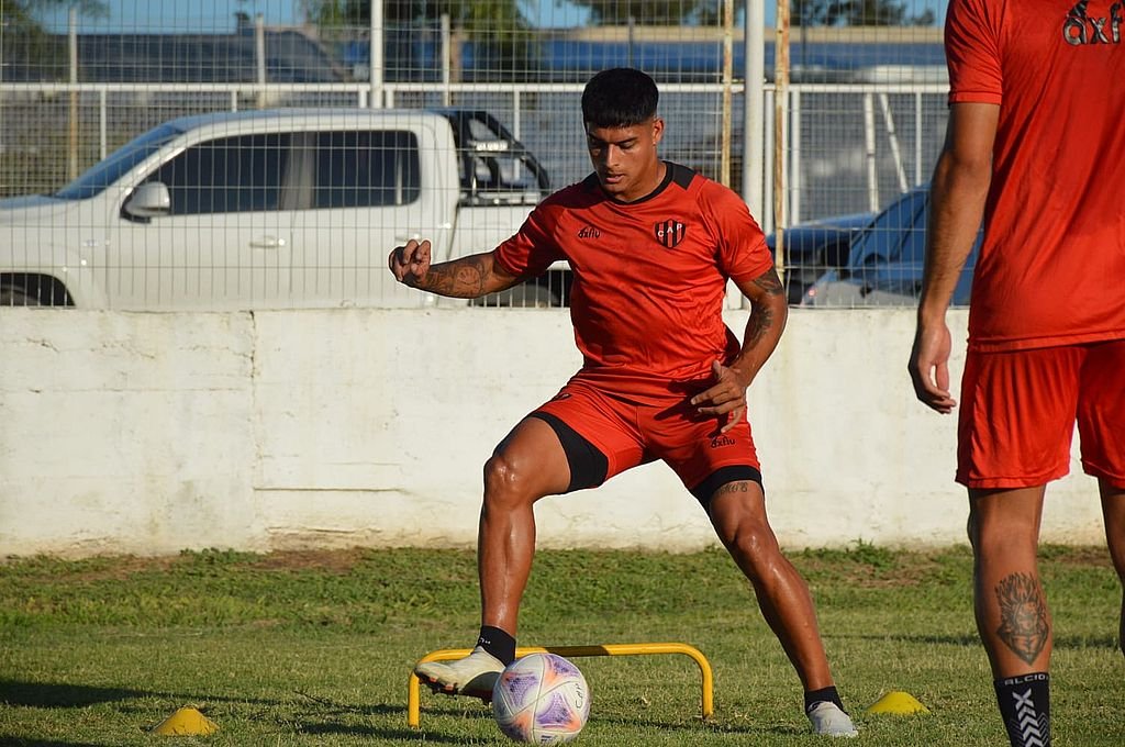 Juan Cruz Esquivel tendrá su oportunidad desde la partida, luego de su debut con gol ante San Martín.  