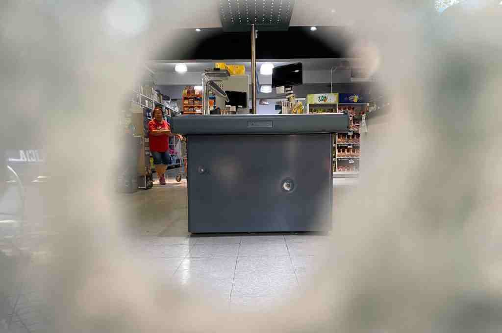 El supermercado abrió sus puertas pese al ataque armado. Foto:Marcelo Manera.
