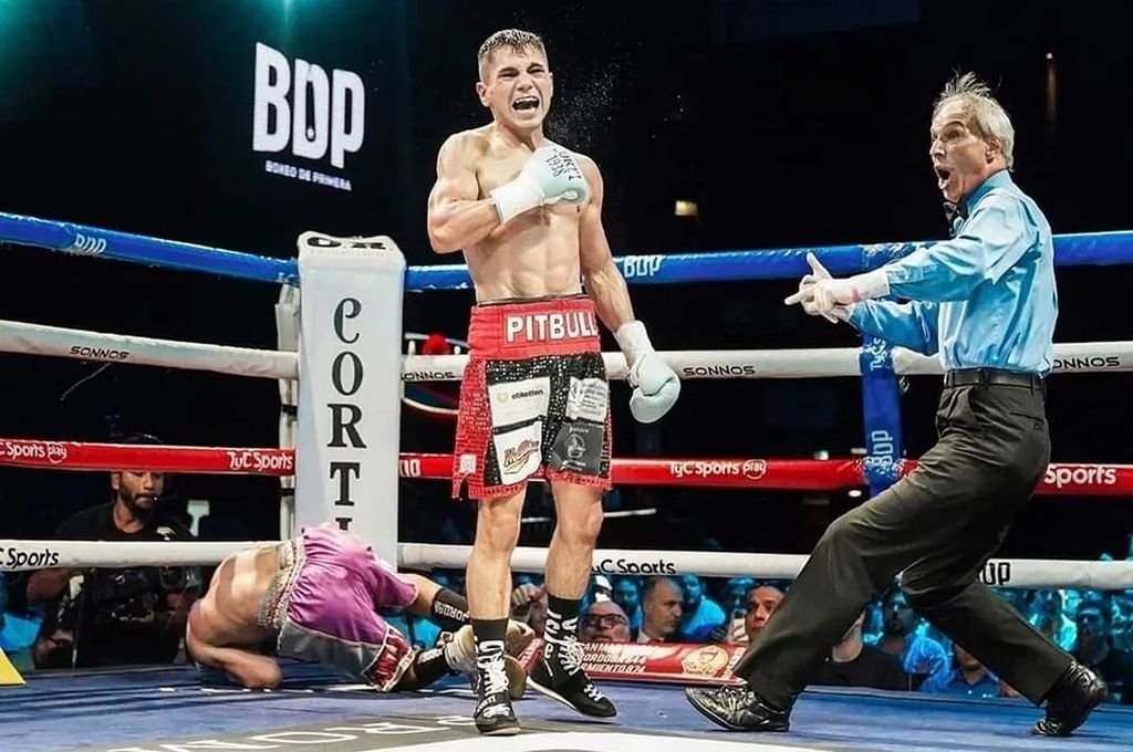 El boxeador oriundo de la ciudad de Gálvez, Pitbull Reyes, consiguió su décimo knock  out y su victoria N° 11 en corta y rica trayectoria pugilística. R Foto:Mirador