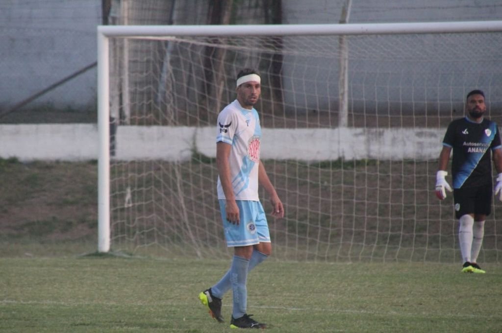 Así finalizó su último juego con la camiseta de Don Bosco el defensor Lucas Márquez, que desde hoy jugará en el fútbol de Paraná Campaña.  Foto:Juan Manuel Fernández