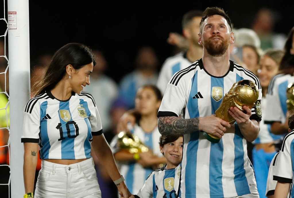 Las familias de los futbolistas participaron de la celebración tras el partido. Foto:Reuters.