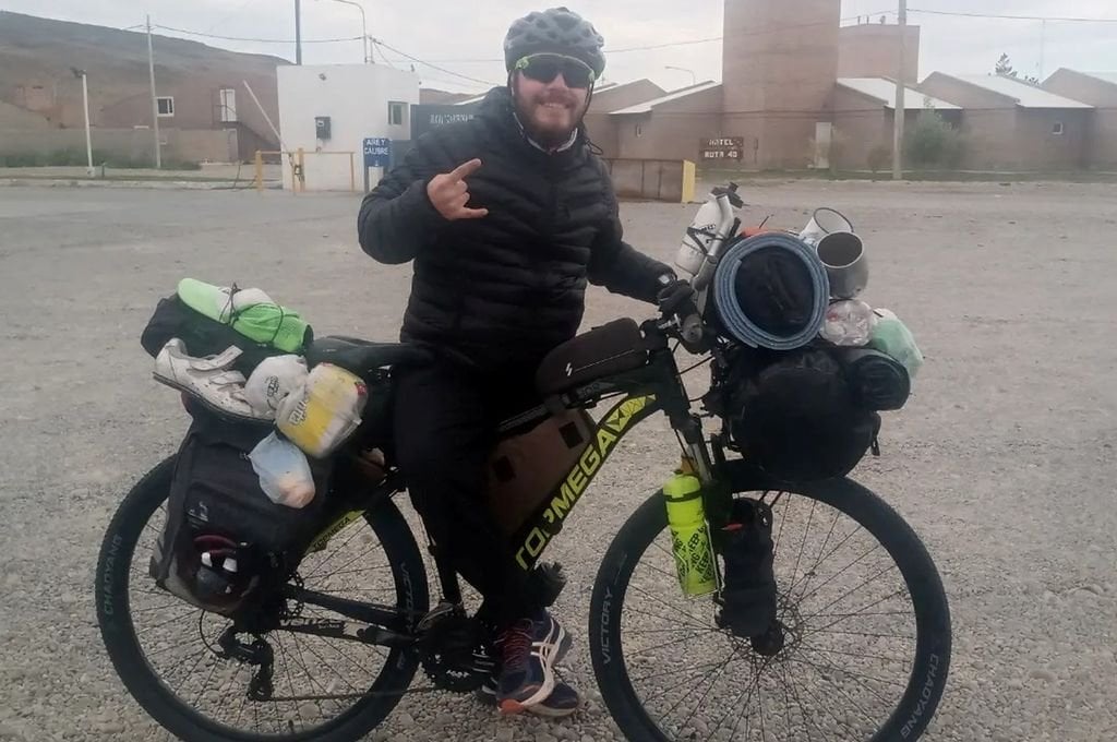 El viaje de Kevin Merlo Florentín comenzó en La Paz y terminará en Ushuaia, principalmente pedaleando por la mítica Ruta 40. 