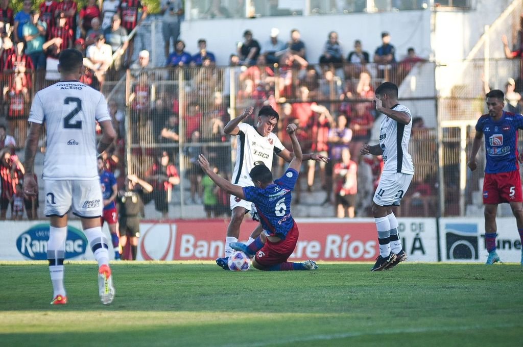 Patronato jugó mal y perdió ante los santiagueños. Foto:Foto: Prensa Patronato