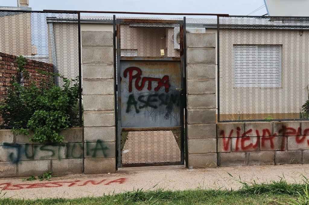 Escrache y repudio. Los manifestantes pintaron la casa de la mujer que maltrataba a Lola. Foto:Gentileza: Ariel Vergara.