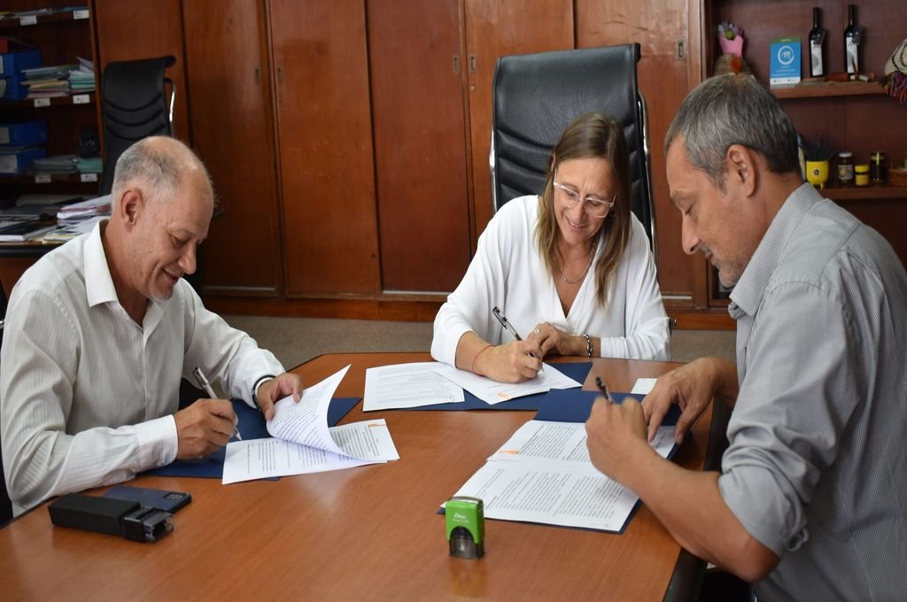 Autoridades de la UNER, del Ministerio de Desarrollo Social y de la Facultad de Ciencias de la Vida y la Salud firmaron el convenio. 