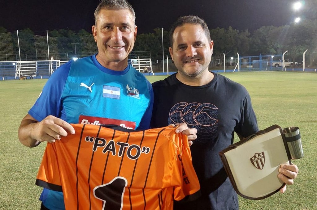 El “Pato” Roberto Abbondanzieri, homenajeado en el club Trebolense de El Trébol, departamento San Martín. Foto:Mirador Provincial