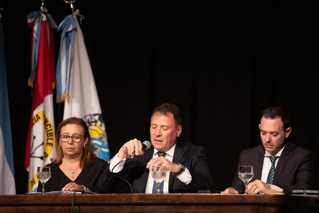 El intendente enumeró todas las acciones que el Estado local emprenderá. Foto:Gentileza: prensa Municipalidad de San Lorenzo.