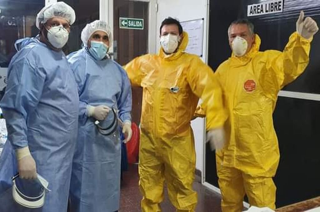 Los doctores Darío Engelmann y Federico Cejas (de amarillo) recordaron la dura pelea del personal de salud frente a la pandemia. Foto:Archivo