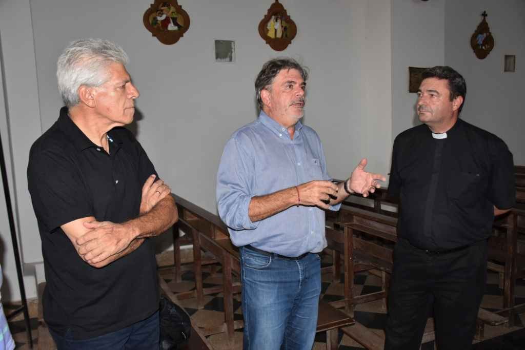El ministro Llonch (centro) estuvo con el senador José Baucero (izquierda) y el presbítero Armando Cattaneo. Foto:Gentileza.
