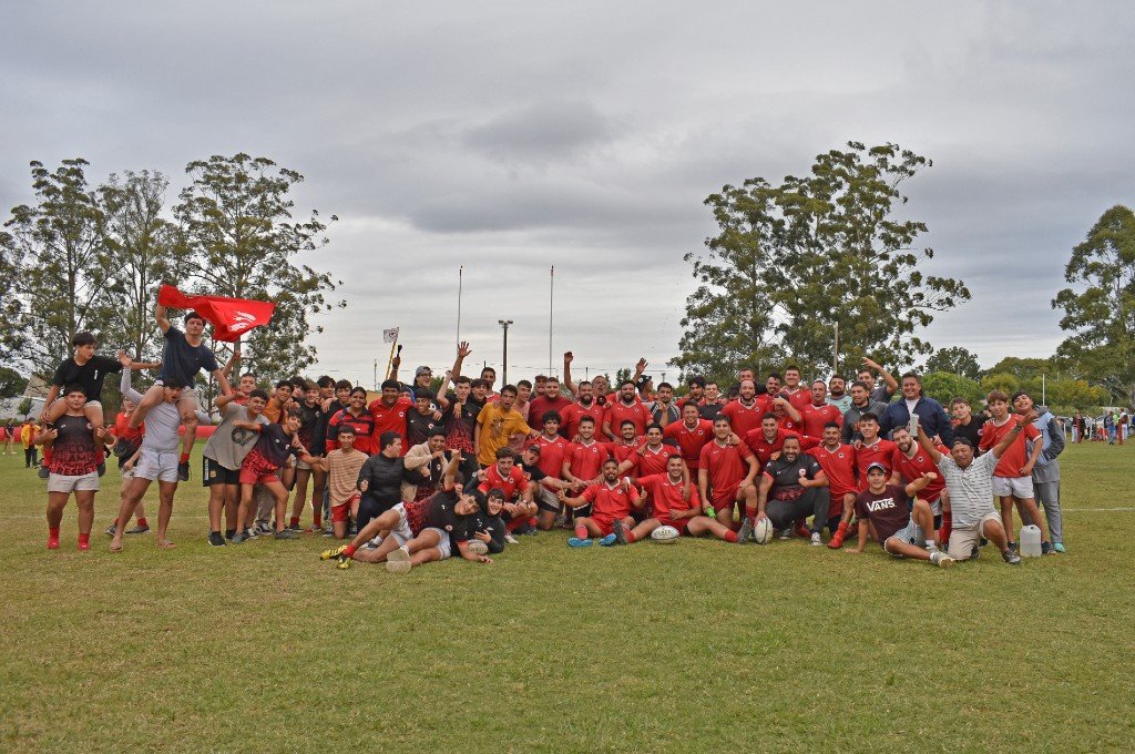 Todos juntos para la foto. Clásico de rugby en Concordia. El triunfo fue para el rojo.  