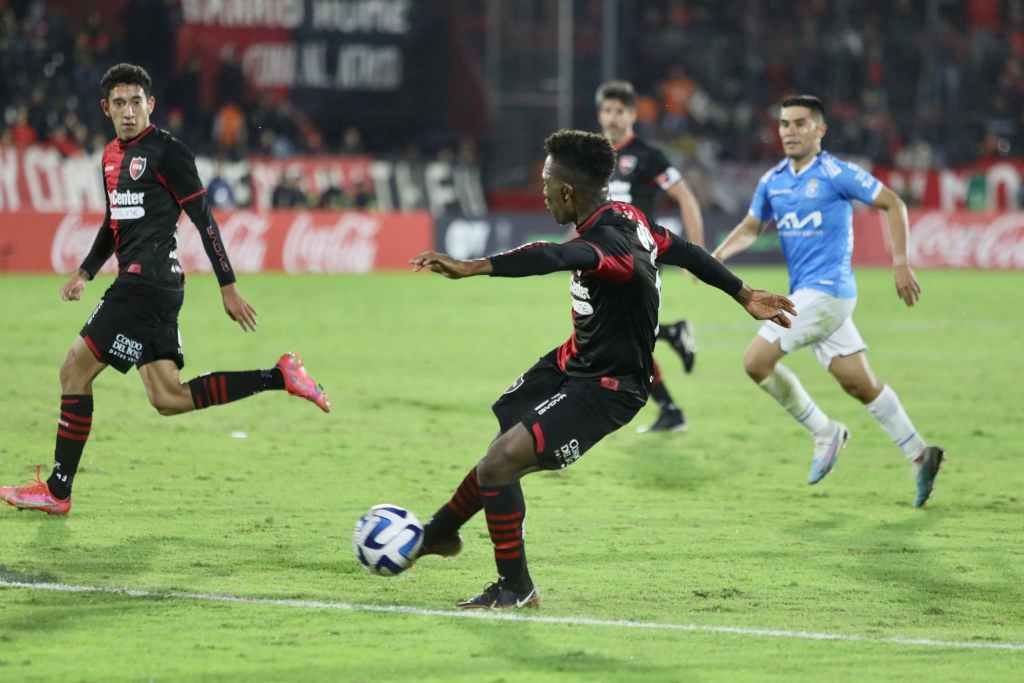 Reasco dispara y convierte el segundo gol rojinegro. Foto:Gentileza: prensa Newell's Old Boys.